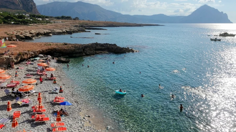 La cala del Bue Marino dall’alto, con il Monte Cofano