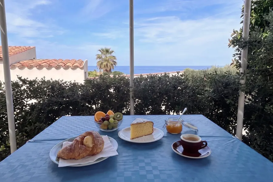 La colazione sotto il pergolato